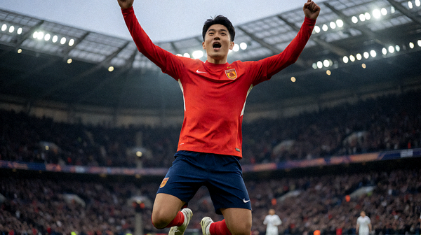 足球赛事现场球员庆祝与比赛画面
